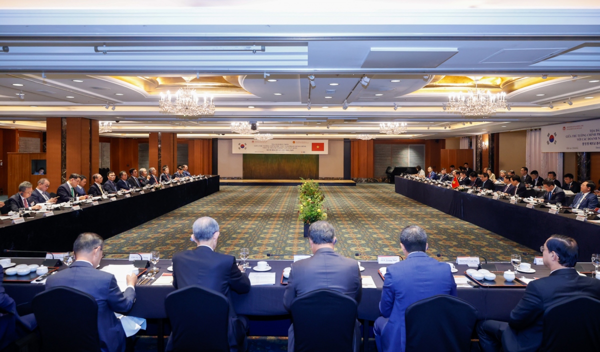 An overview of the working breakfast between Vietnamese Prime Minister Pham Minh Chinh and CEOs of leading Korean corporations in Seoul on July 1. (Photo: VGP)