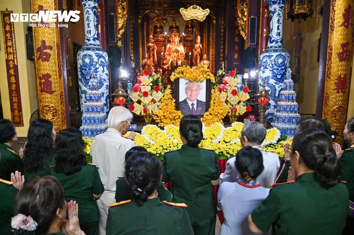 Crowds of residents gather at Quan Su pagoda in the capital on July 23 to pay tribute to Party General Secretary Nguyen Phu Trong, who passed away in Hanoi on July 19 at the age of 80.