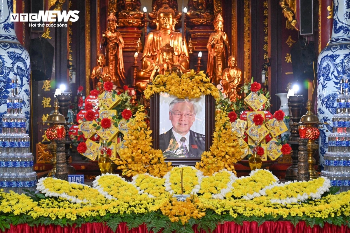 They offer incense and mourn the death of the Party General Secretary.