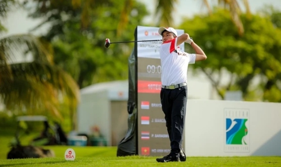 Ho Anh Duy competes in the last day of the Southeast Asian Amateur Golf Team Championships 2024. He wins the gold in the Lion City Cup for boys' U16. (Photos of VGA)