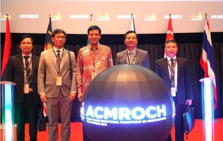 Vietnamese Ambassador to Malaysia Dinh Ngoc Linh (second from right) and Deputy Minister of Construction Bui Xuan Dung (centre) at the event