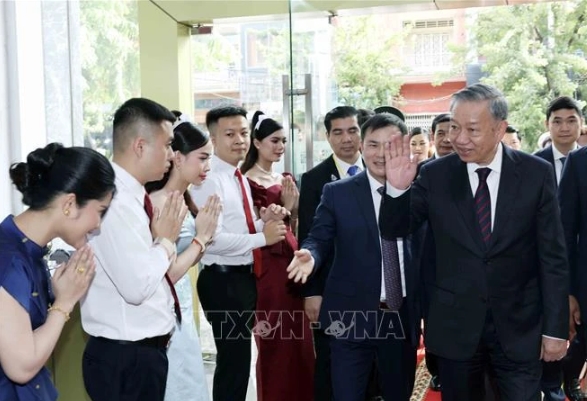 President To Lam visits Metfone, an affiliate of the Viettel Military Industry and Telecoms Group, in Cambodia.
