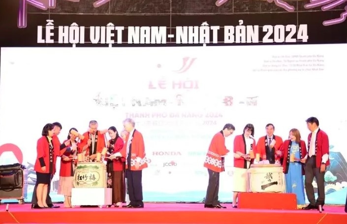 Delegates perform Sake barrel breaking ritual at the opening ceremony of Vietnam-Japan Festival