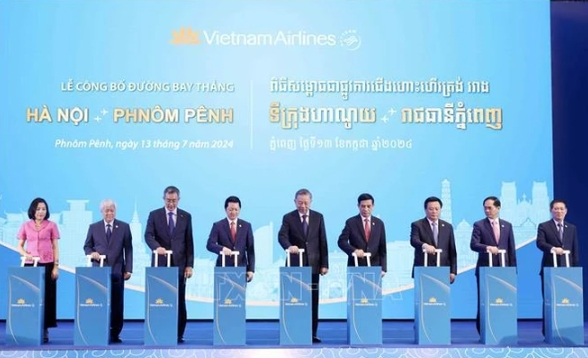 President To Lam ( central) and delegates launch Vietnam Airlines’ direct route from Hanoi to Phnom Penh in Pnom Penh on July 13.