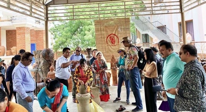 Indian tourists visit Bau Truc pottery village in the south central province of Ninh Thuan. (Photo: nhandan.vn)