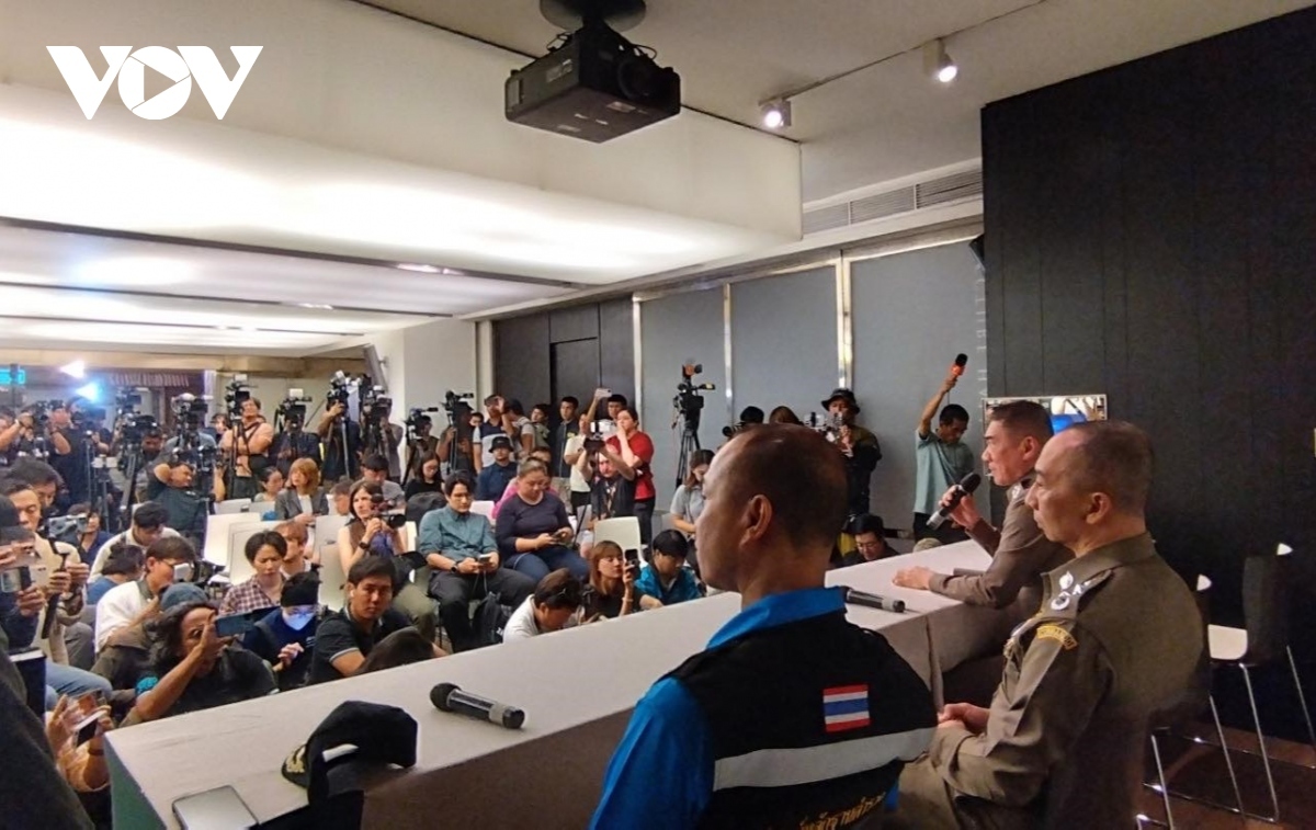 The police hold a press briefing in the evening informing media outlets about the case