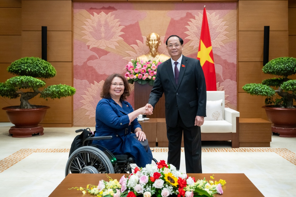 Vice Chairman of the National Assembly of Vietnam Tran Quang Phuong (R) and US Senator Tammy Duckworth in Hanoi on July 17. (Photo: National Assembly)