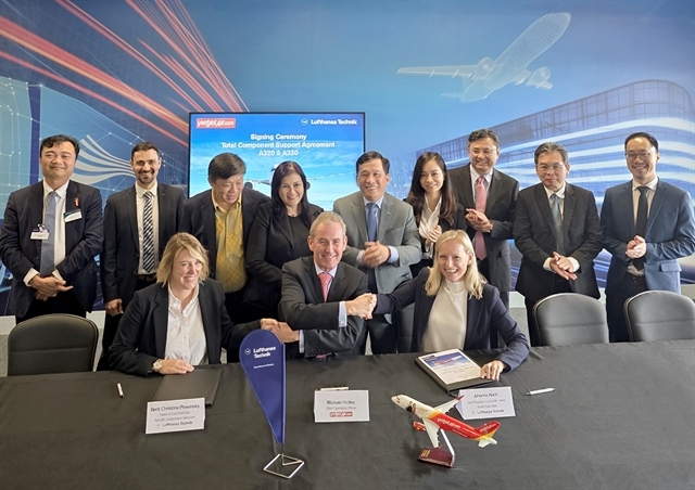 Vietjet Chief Operating Officer Michael Hickey (middle), along with Johanna Koch, Vice President of Corporate Sales Lufthansa Technik (left), and Berit Christina Plewinsky, Head of Commercial Aircraft Component Services Lufthansa Technik (right), at the signing ceremony. (Photo courtesy of Vietjet)