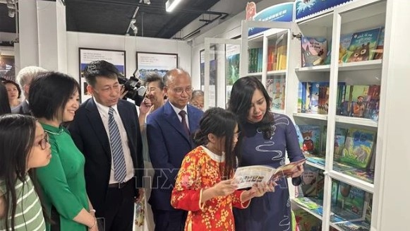Deputy Minister of Foreign Affairs Le Thi Thu Hang, who is also chairwoman of the State Committee for Overseas Vietnamese Affairs (COVA), attends the inauguration ceremony for the “Vietnamese bookcase” in Paris.