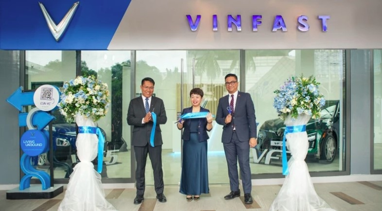 CEO of VinFast Philippines Nguyen Thi Minh Ngoc (middle) cuts the ribbon to inaugurate VinFast's first dealership in the Philippines
(Photo:Vinfast)