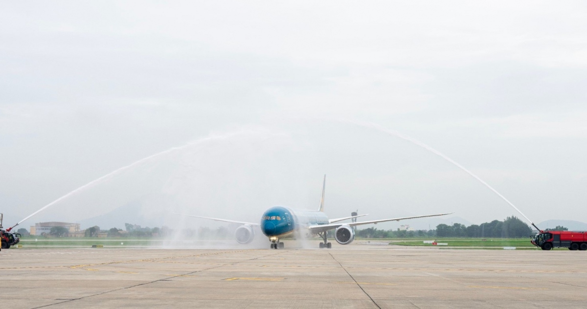 Boeing 787-10 aircraft is welcomed to the Vietnam Airlines fleet with a water cannon ceremony (Photo: nld.com.vn)