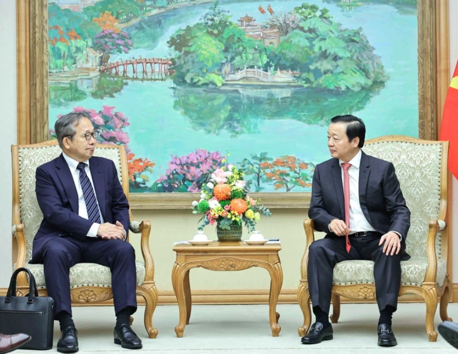 Deputy Prime Minister Tran Hong Ha (R) and Yamada Takio, Special Advisor of the Japanese Ministry of Foreign Affairs and Ambassador of the Japanese Government’s Asia Zero Emission Community (AZEC) initiative at their meeting on on July 31.