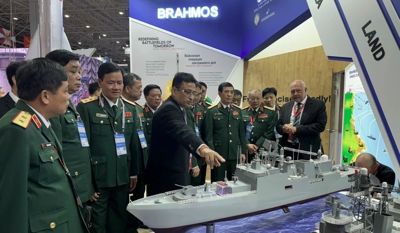 Minister of National Defence Gen. Phan Van Giang (front, third from right) and his delegation visits a booth at the event