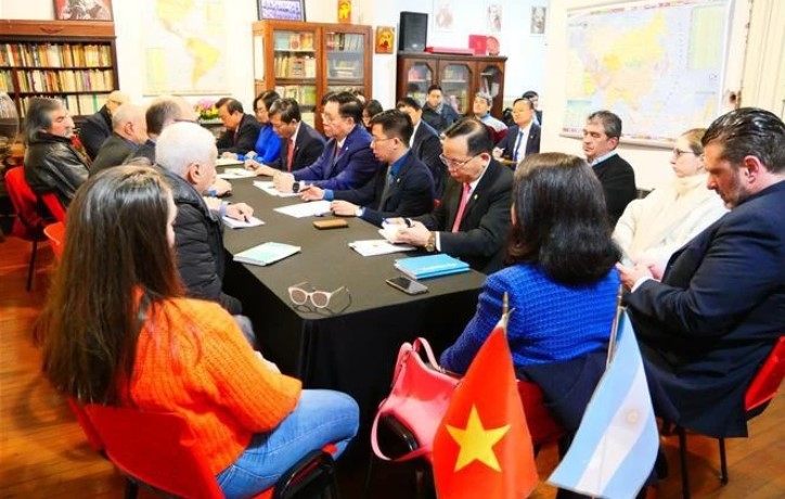 Head of the Party Central Committee’s Commission for Information and Education Nguyen Trong Nghia holds talks with Acting General Secretary of the Communist Party of Argentina Jorge Kreyness.