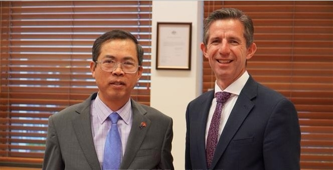 Vietnamese Ambassador to Australia Pham Hung Tam (L) and Senator Simon Birmingham