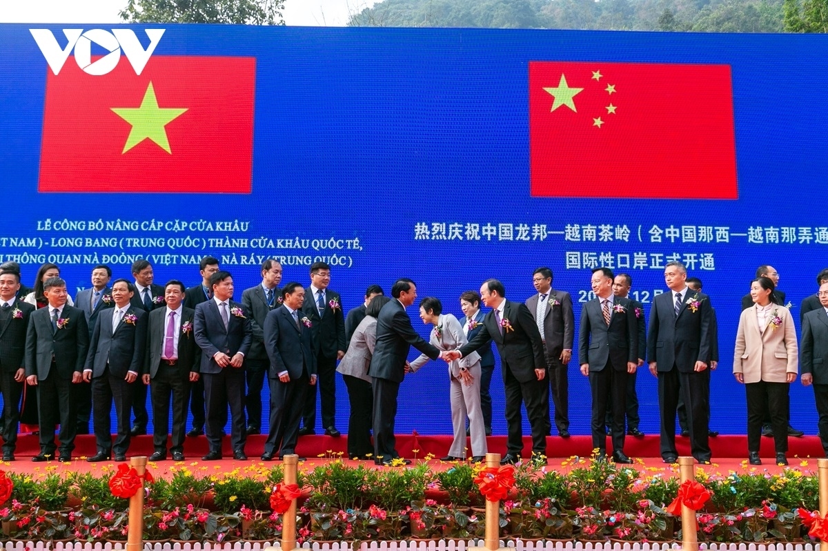 At the ceremony to officially announce the upgrade of the pair of Tra Linh (Vietnam) - Longbang (China) border gates into international ones.