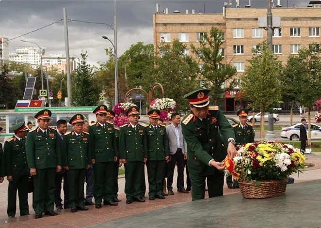 Minister of National Defence General Phan Van Giang and his delegation pay floral tribute to President Ho Chi Minh’s Monument in Moscow (Photo: VNA)