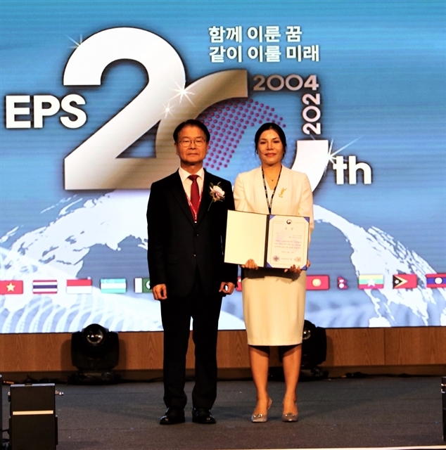 Ngo Thi Ut Luan (right) from HCM City receives the award for successful entrepreneurship under the EPS programme. (VNA/VNS Photo Khanh Van)
