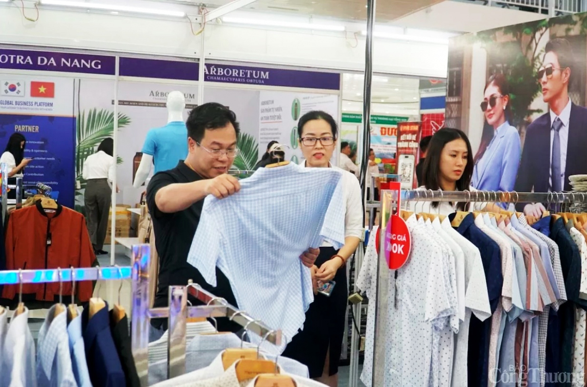 EWEC Da Nang 2024 kicks off in the central city of Da Nang on August 2, featuring 300 booths by more than 150 local and foreign businesses. (Photo: congthuong.vn)