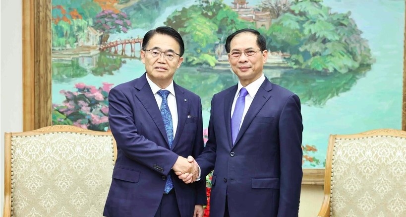 Deputy PM and Minister of Foreign Affairs Bui Thanh Son (R) welcomes Governor of Japan’s Aichi prefecture Omura Hideaki. 