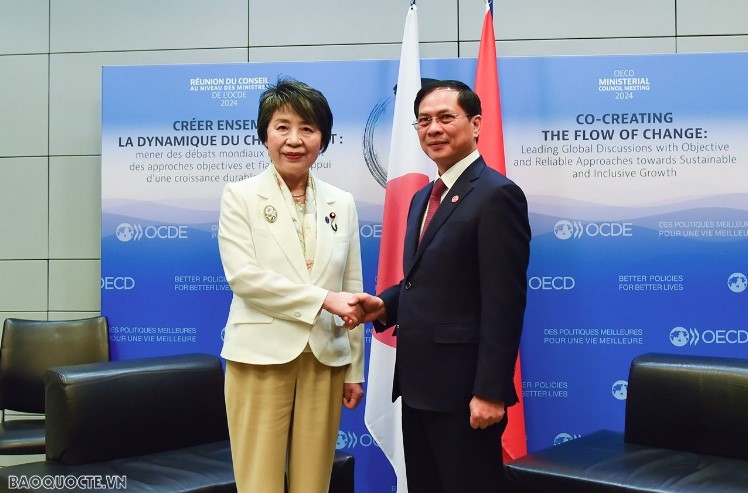 Foreign Minister Bui Thanh Son meets with his Japanese counterpart  Kamikawa Yoko on the occasion of attending the OECD Ministerial Council Meeting (MCM) in Paris, France, May 3, 2024.