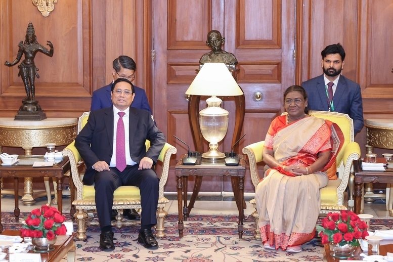 PM Pham Minh Chinh (L) meets with Indian President Droupadi Murmu