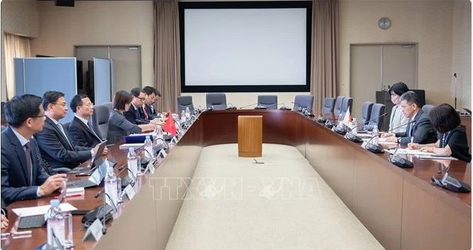 At the working session between Minister of Information and Communications Nguyen Manh Hung and Japanese State Minister of Economy, Trade and Industry Kozuki Ryosuke. (Photo: VNA)