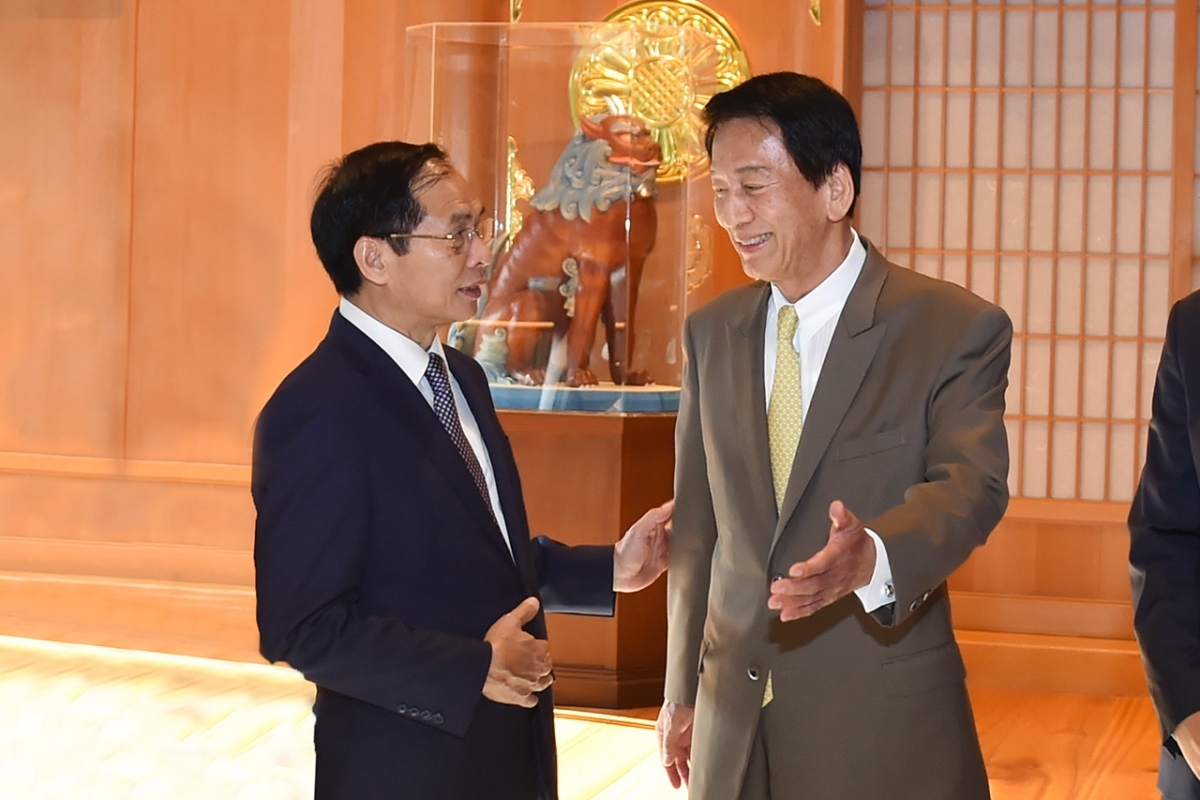 Foreign Minister Bui Thanh Son (L) and former Japan-Vietnam Special Ambassador Sugi Ryotaro