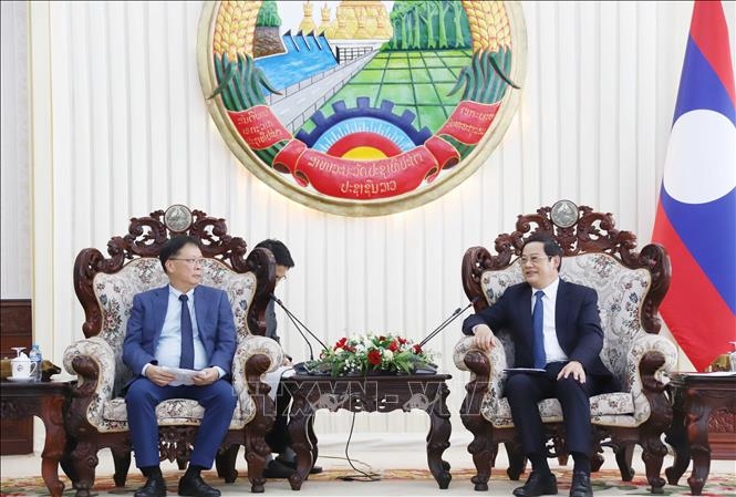 Lao Prime Minister Sonexay Siphandone (R) and Prof. Dr. Chau Van Minh, president of the Vietnam Academy of Science and Technology