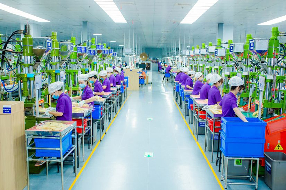 Workers at a production line of Luxshare-ICT, a Chinese electronic components manufacturer, in Nghe An. (Photo: laodong.com.vn)