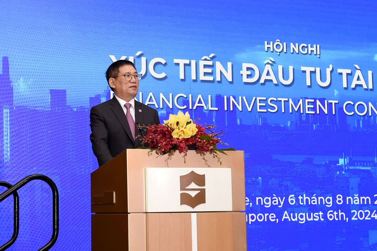 Vietnamese Minister of Finance Ho Duc Phoc calls on businesses to invest in Vietnam's stock market at an investment promotion conference in Singapore on August 6