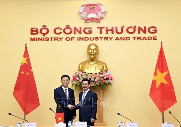 Minister of Industry and Trade Nguyen Hong Dien (R) and Liu Ning, visiting member of the Communist Party of China (CPC) Central Committee and Secretary of the CPC Committee of China’s Guangxi Zhuang Autonomous Region at their talks on August 30 (Photo: VNA)