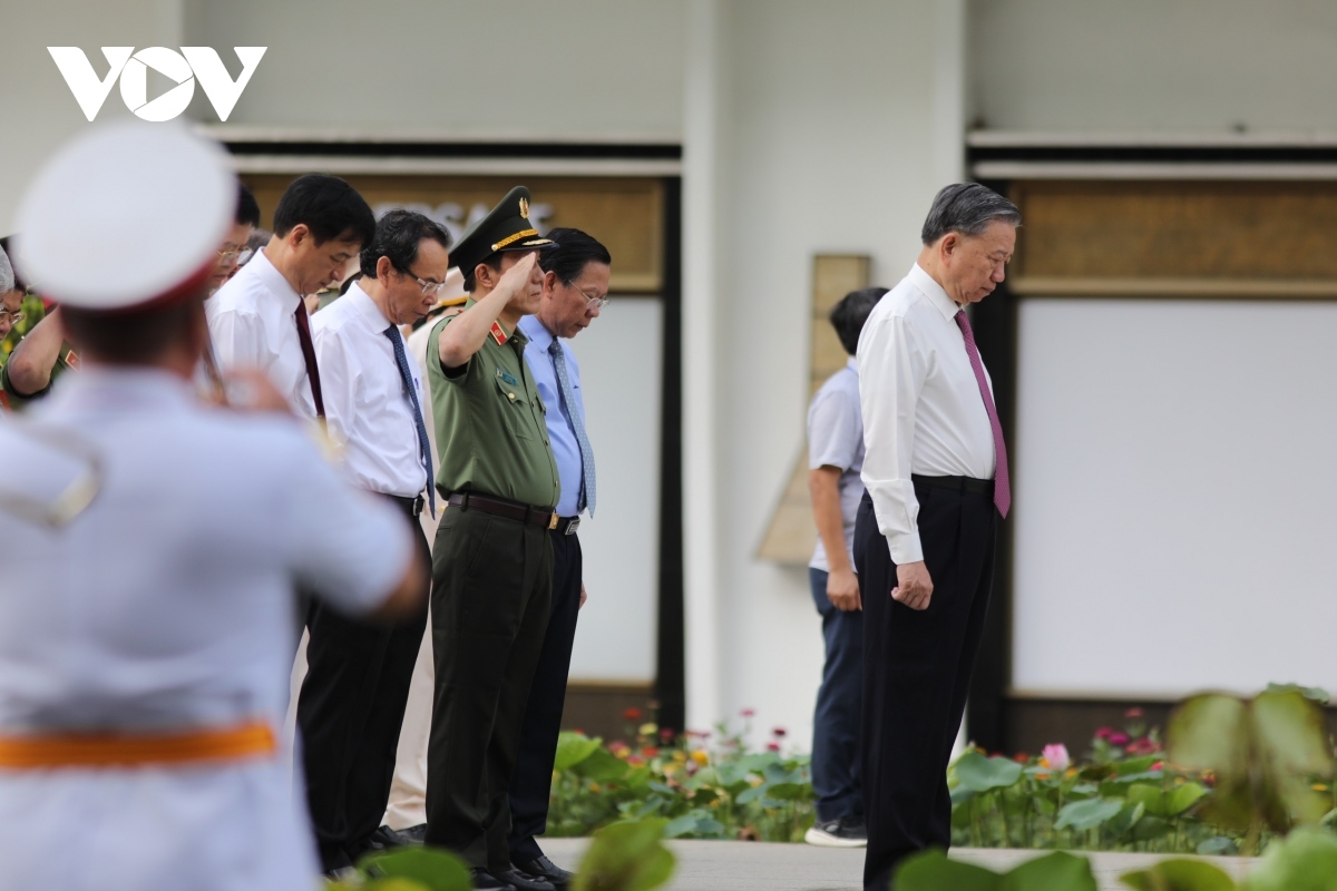 Party General Secretary and President To Lam and other senior leaders pay a floral tribute to president Ho Chi Minh on August 17.