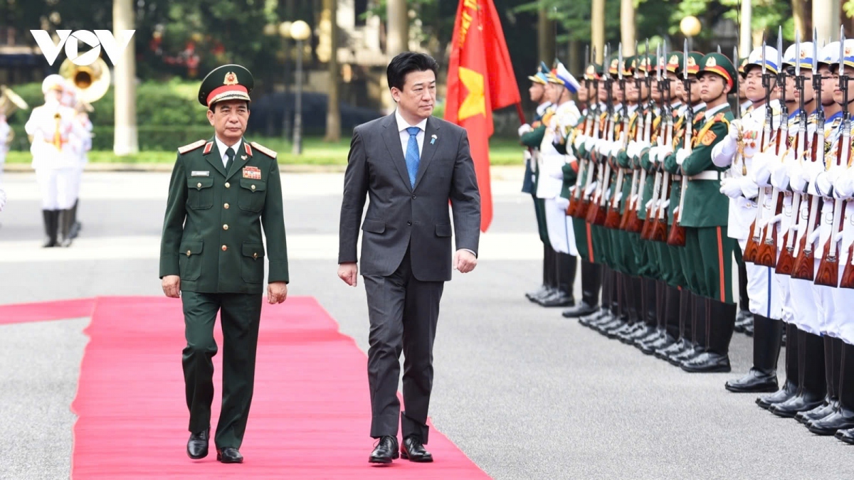 Minister of Defense of Vietnam Phan Van Giang (L) invites Minister of Defense Kihara Minoru of Japan to review the guard of honour at a welcoming ceremony in Hanoi on August 6.