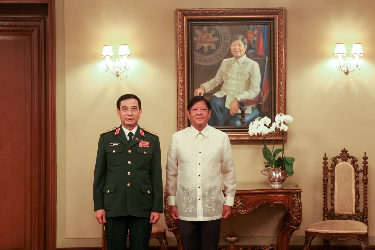 Minister of National Defence General Phan Van Giang (L) and Philippine President Ferdinand Romualdez Marcos Jr. (Photo: VNA)
