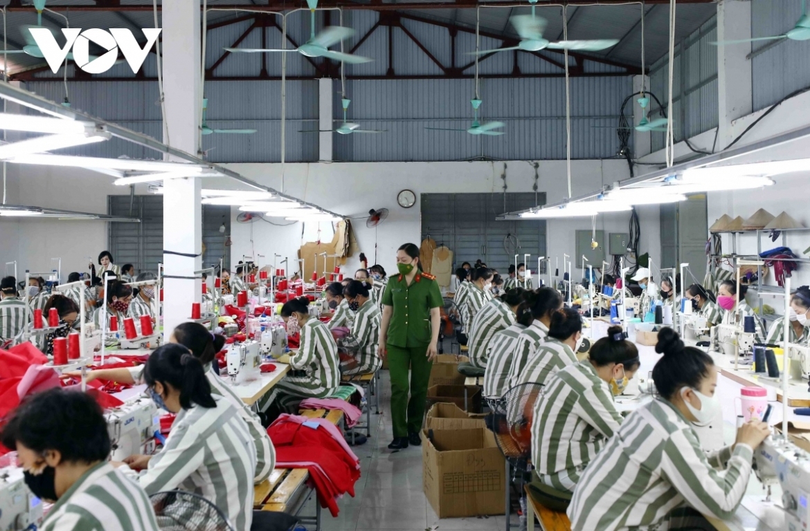 Prison inmates are equipped with occupational skills to help them integrate well into the community on parole. In the photo are prison inmate at Ninh Khanh prison in Ninh Binh province.