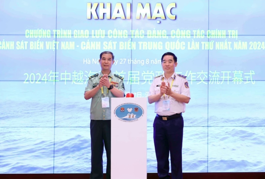 Lieutenant General Bui Quoc Oai, Political Commissar of the VCG (R), and Major General Liu Houjie, Deputy Political Commissar of the CCG, at the opening ceremony of the exchange programme