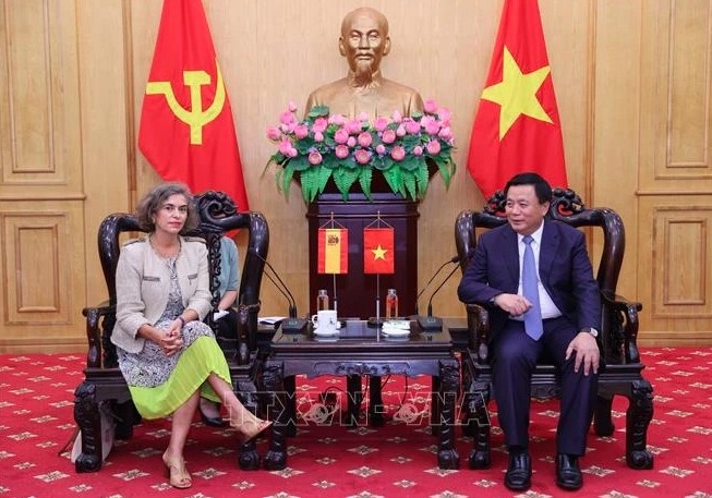 Politburo member, President of the Ho Chi Minh National Academy of Politics (HCMA) Nguyen Xuan Thang (R) and new Spanish Ambassador to Vietnam Carmen Cano de Lasala at their meeting in Hanoi on August 29. (Photo: VNA)