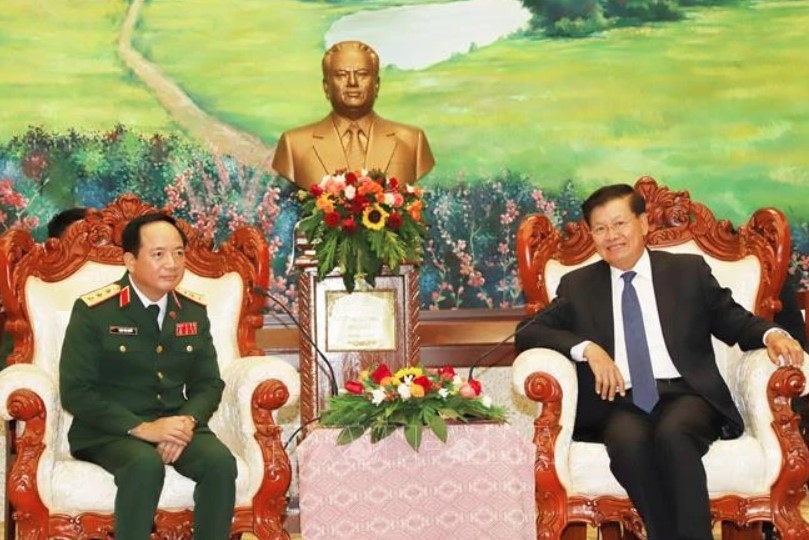 General Secretary of the Lao People's Revolutionary Party (LPRP) Central Committee and President of Laos Thongloun Sisoulith (L) receives Chairman of the General Department of Politics under the Vietnam People’s Army (VPA) Senior Lieutenant General Trinh Van Quyet. (Photo: VNA)