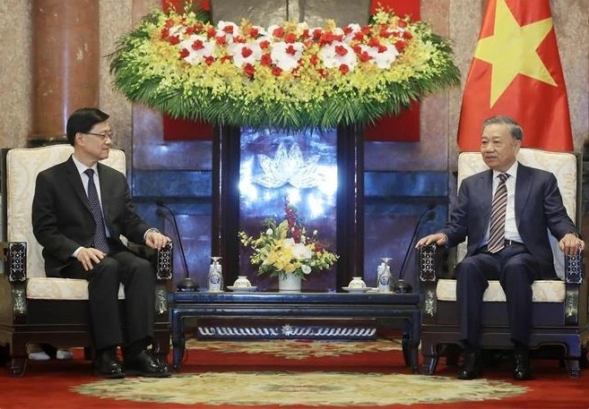 President To Lam (R) receives Chief Executive of China’s Hong Kong Special Administrative Region Lee Ka-chiu in Hanoi on August 1.