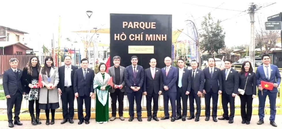 The Hanoi delegation visit Ho Chi Minh Monument in Santiago during their working trip to Chile. (Photo: VNA)
