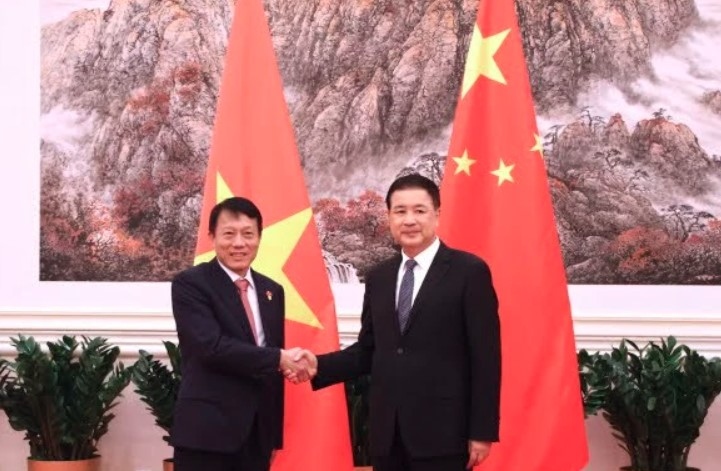 Vietnamese Minister of Public Security Sen. Lieut. Gen. Luong Tam Quang (L) and his Chinese counterpart Wang Xiaohong (Photo: VNA)