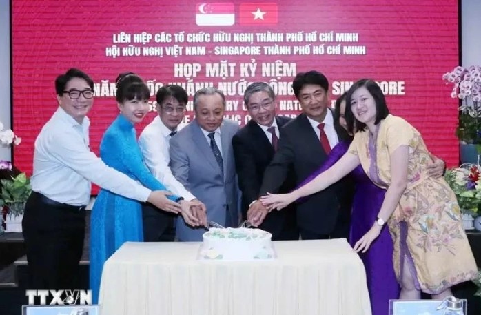 At the gathering on August 23 to mark the 59th National Day of the Republic of Singapore (Photo: VNA)