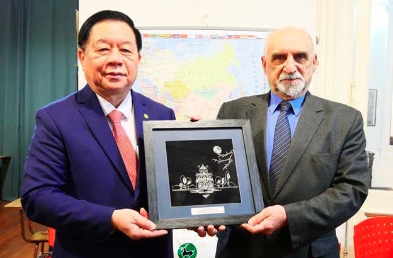 Nguyen Trong Nghia (right), a Politburo member and Secretary of the Communist Party of Vietnam's Party Central Committee and head of its Commission for Information and Education presents a souvenir to Acting General Secretary of the Communist Party of Argentina (CPA) Jorge Kneyness (Photo: VNA)