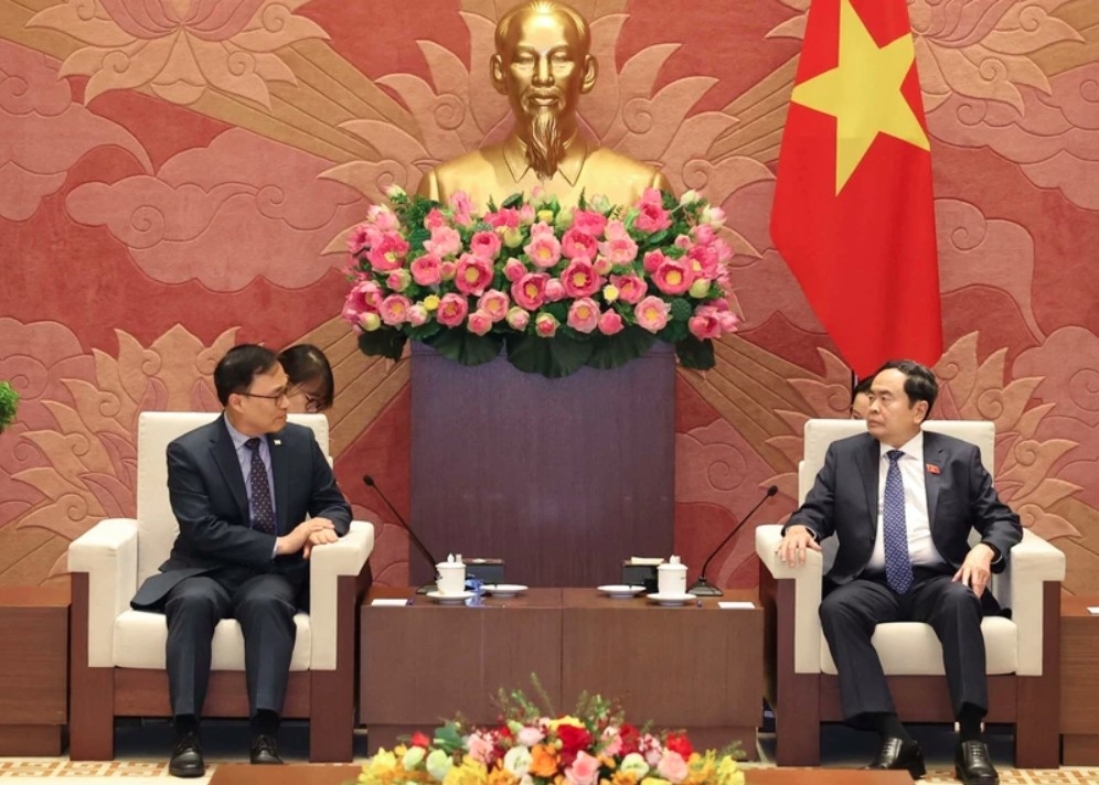 National Assembly (NA) Chairman Tran Thanh Man (right) on August 5 receives Ambassador of the Republic of Korea (RoK) to Vietnam Choi Young-sam. (Photo: VNA)