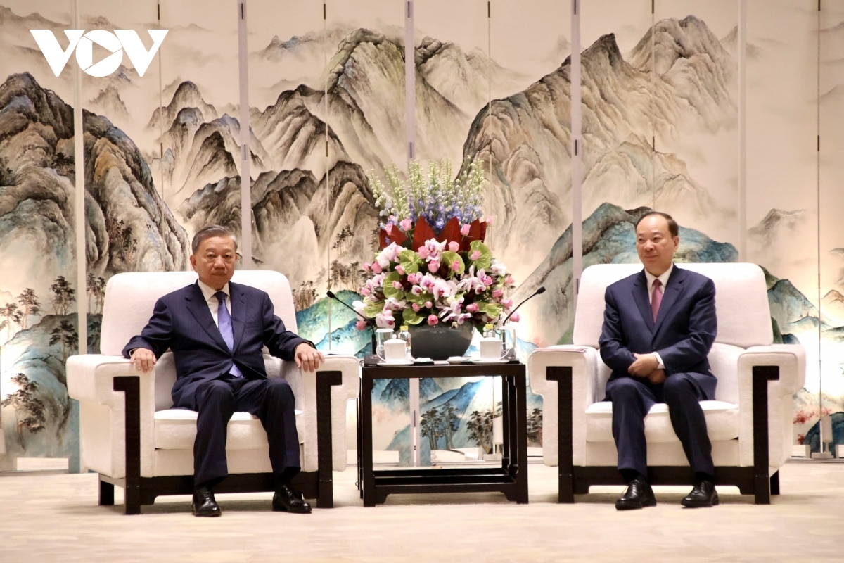 Vietnamese Party General Secretary and President To Lam (L) during his meeting with Huang Kunming, secretary of the Guangdong Provincial Committee of the Chinese Communist Party, in Guangdong on August 18.