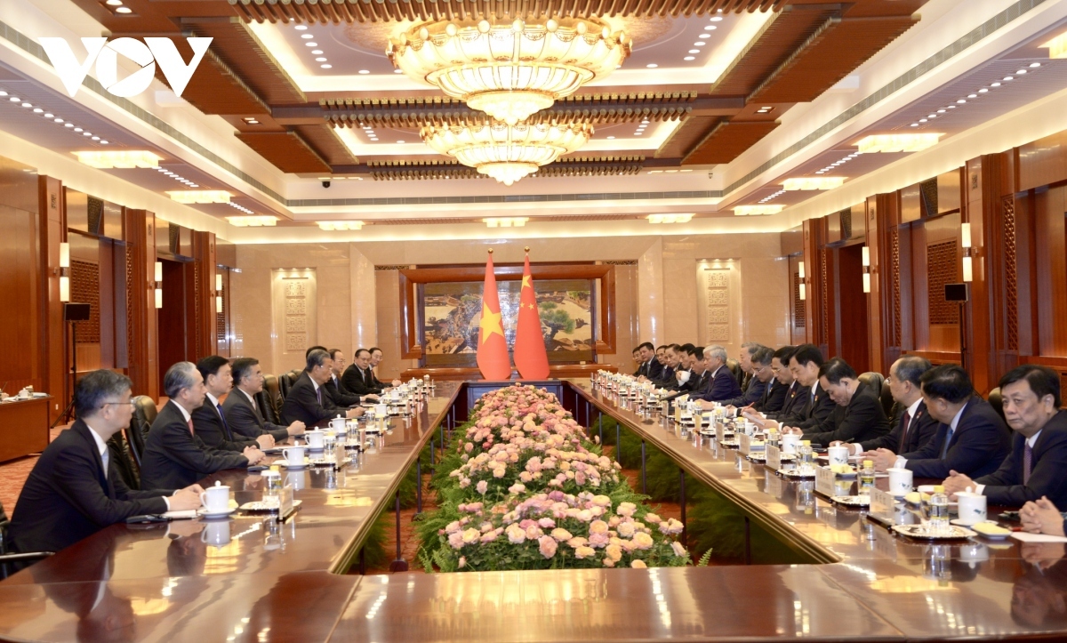 Vietnamese Party General Secretary and President To Lam and Chairman of the Standing Committee of the National People’s Congress of China Zhao Leji exchange view on cooperation, including cooperation between the two partliaments, in Beijing on August 19.