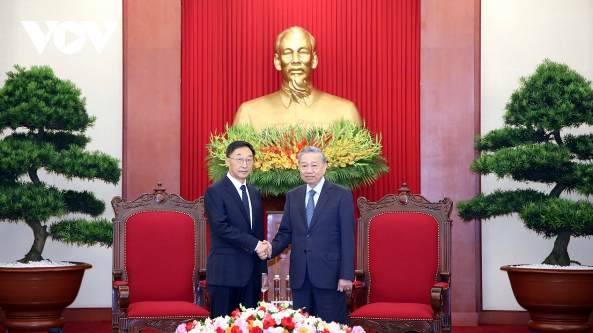 General Secretary of the CPV Central Committee and President To Lam (R) welcomes Liu Ning, member of the CPC Central Committee and Secretary of the CPC Committee of China’s Guangxi Zhuang Autonomous Region.