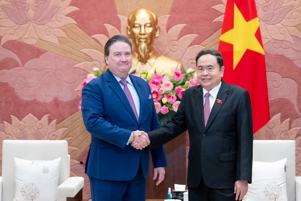 National Assembly Chairman Tran Thanh Man (R) and US Ambassador Marc Knapper during their meeting in Hanoi on August 15.