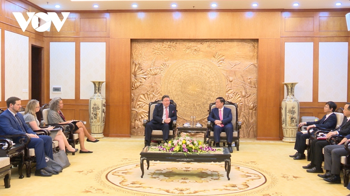 Chairman of the PCC's Commission for Information and Education Nguyen Trong Nghia receives US Ambassador to Vietnam Marc Knapper